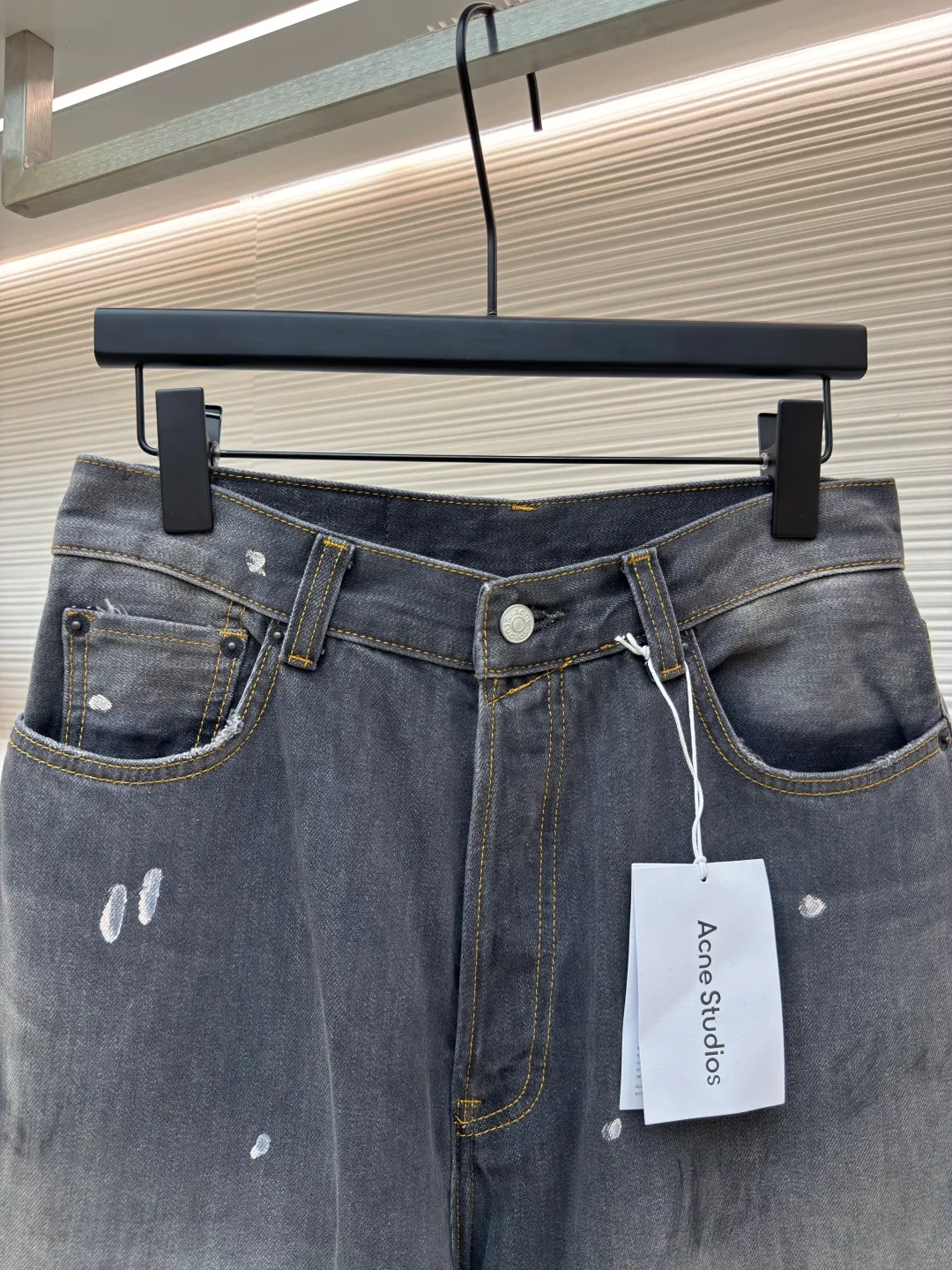 Acne Studios washed wide-leg jeans with splashes of ink ●Authentic product: Purchased and developed by 5159 ●Item number: 1680582-A85 ●Fabric: denim fabric ●Technology: Painting process ●Version: fitted version ●Weight: about 850 grams ●Size: 42-44-46-48-50-52 ●Description: Made of denim fabric imported from Japan, which is characterized by high density and thick yarn, so it has strong wear resistance and tensile strength It also has softness. With the passage of time and frequent wearing, denim fabric will gradually become softer. After special dyeing and finishing processes to fit the body, denim fabric also has good color fastness and washability. It can withstand multiple washings without fading easily. The hand-painted ink splash design takes up to 30 minutes to paint a finished product. The daily output is limited. The work process is very cumbersome. After painting, it is washed and aged. An important process to give the denim fabric a retro and aged effect. It shows the natural Uneven fading effect. Customized genuine leather label. Pink thread is used for marking the back pocket in details. The overall wiring is straight and delicate. The fabric is comfortable and soft. The color is consistent and no color difference. It can be matched with the same style to create a fashionable look and control various occasions. Customized accessories. Complete three labels. Same style for men and women!